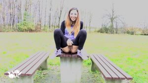 LillyLil - Public Piss Action Hartes Wetter 00003