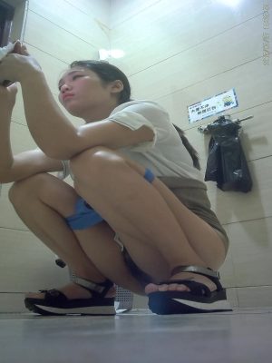 Chinese Young Girls Pee In The Toilet 00001