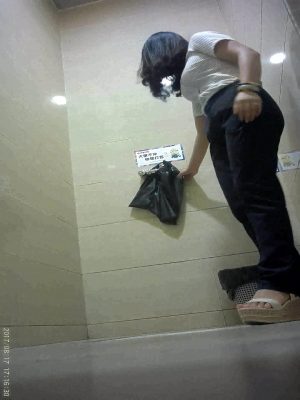 Chinese Young Girls Pee In The Toilet 00003
