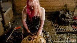 Lyndra Lynn and B5665454654etty’s Cowshed Domination 00002